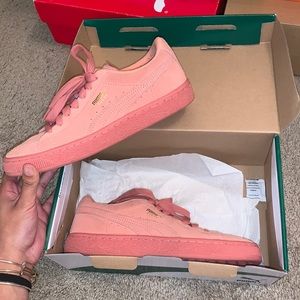 Pink pumas